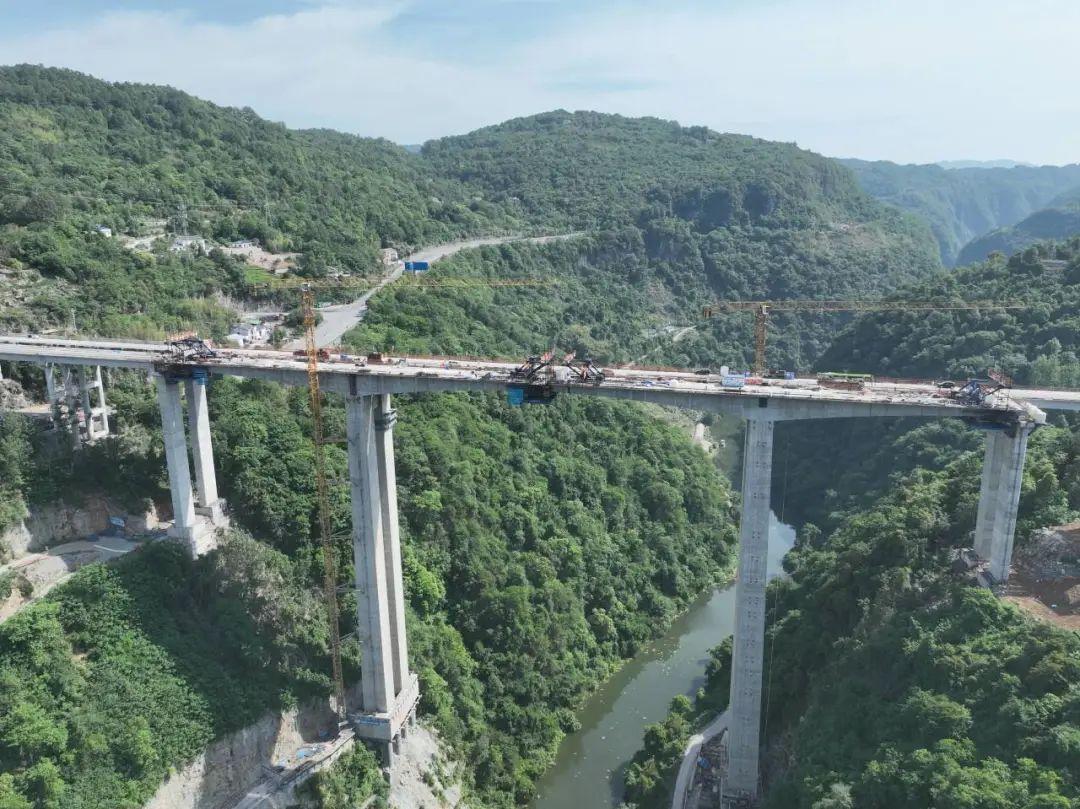宜來高速漁洋河大橋5號墩左幅邊跨順利合龍