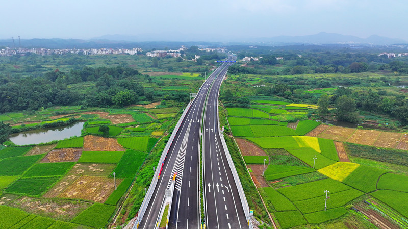 建成5個(gè)、推進(jìn)6個(gè)！今年底，江西高速公路通車(chē)?yán)锍虒⑼黄?000公里！