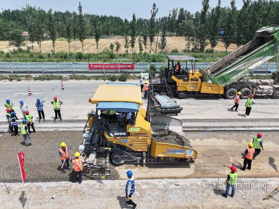 衡德高速改擴建工程水泥穩(wěn)定碎石底基層試驗路成功攤鋪