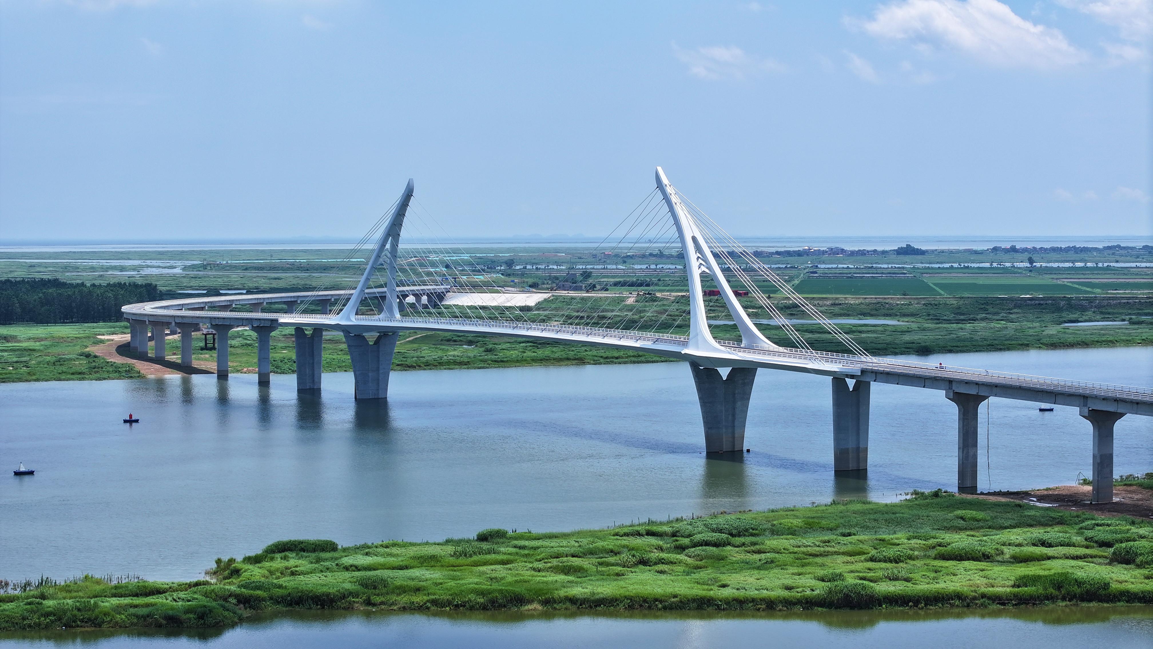 鄱陽(yáng)湖旅游公路橋梁工程主體完工