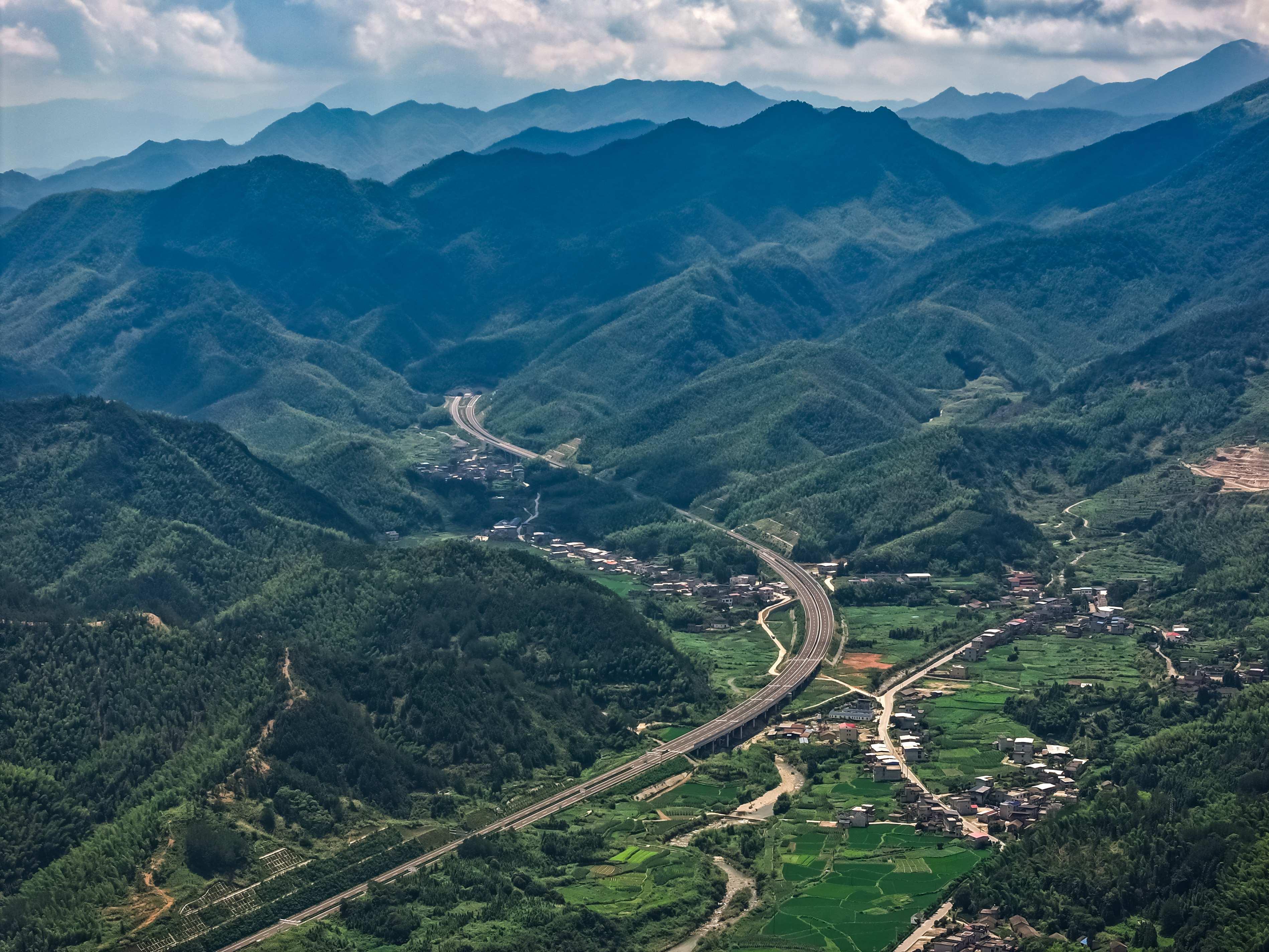 九宮山避暑添快車道！通山至武寧高速湖北段通車運(yùn)