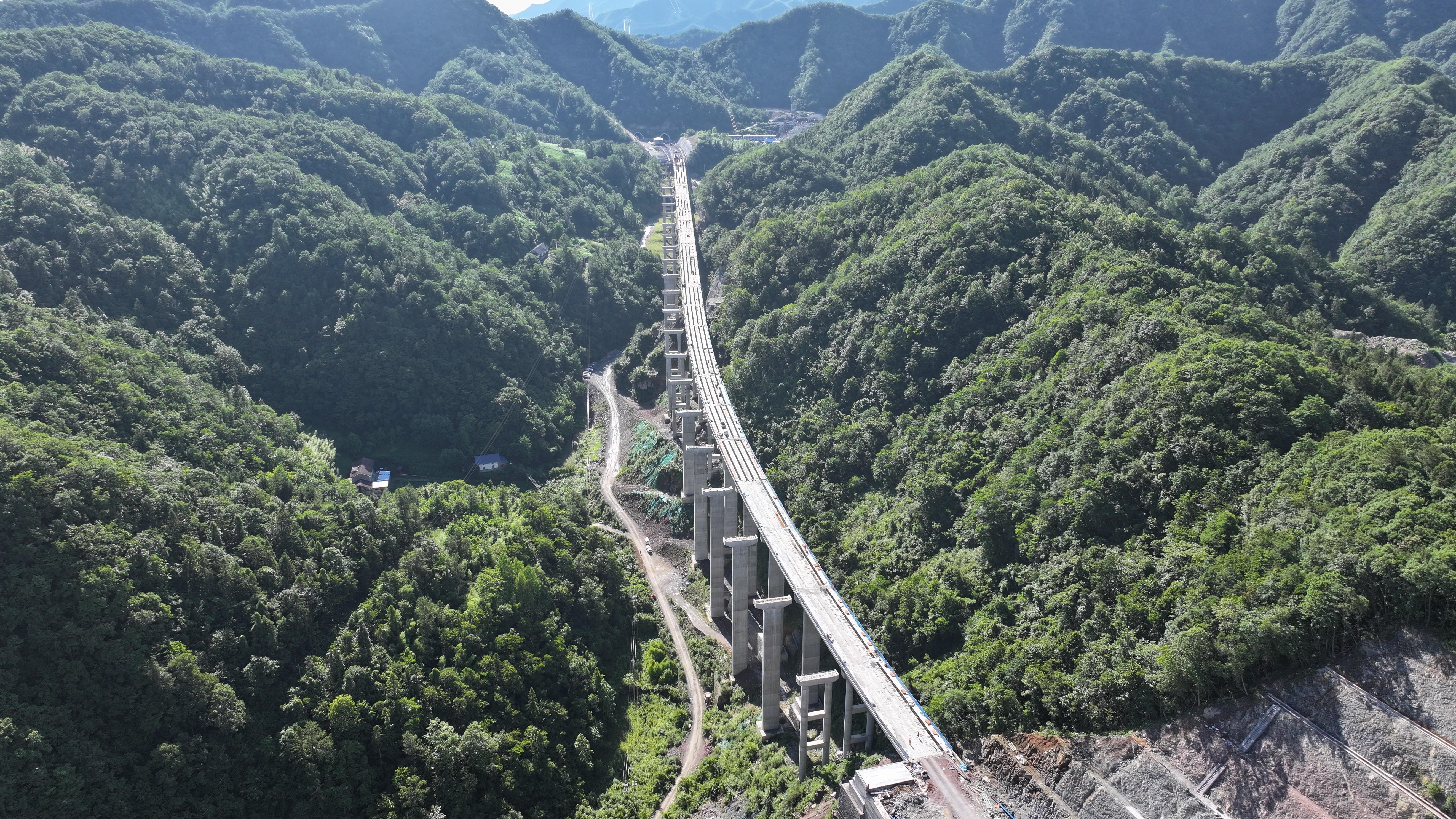 宜來高速秦家灣大橋左幅預制T梁架設全部完成