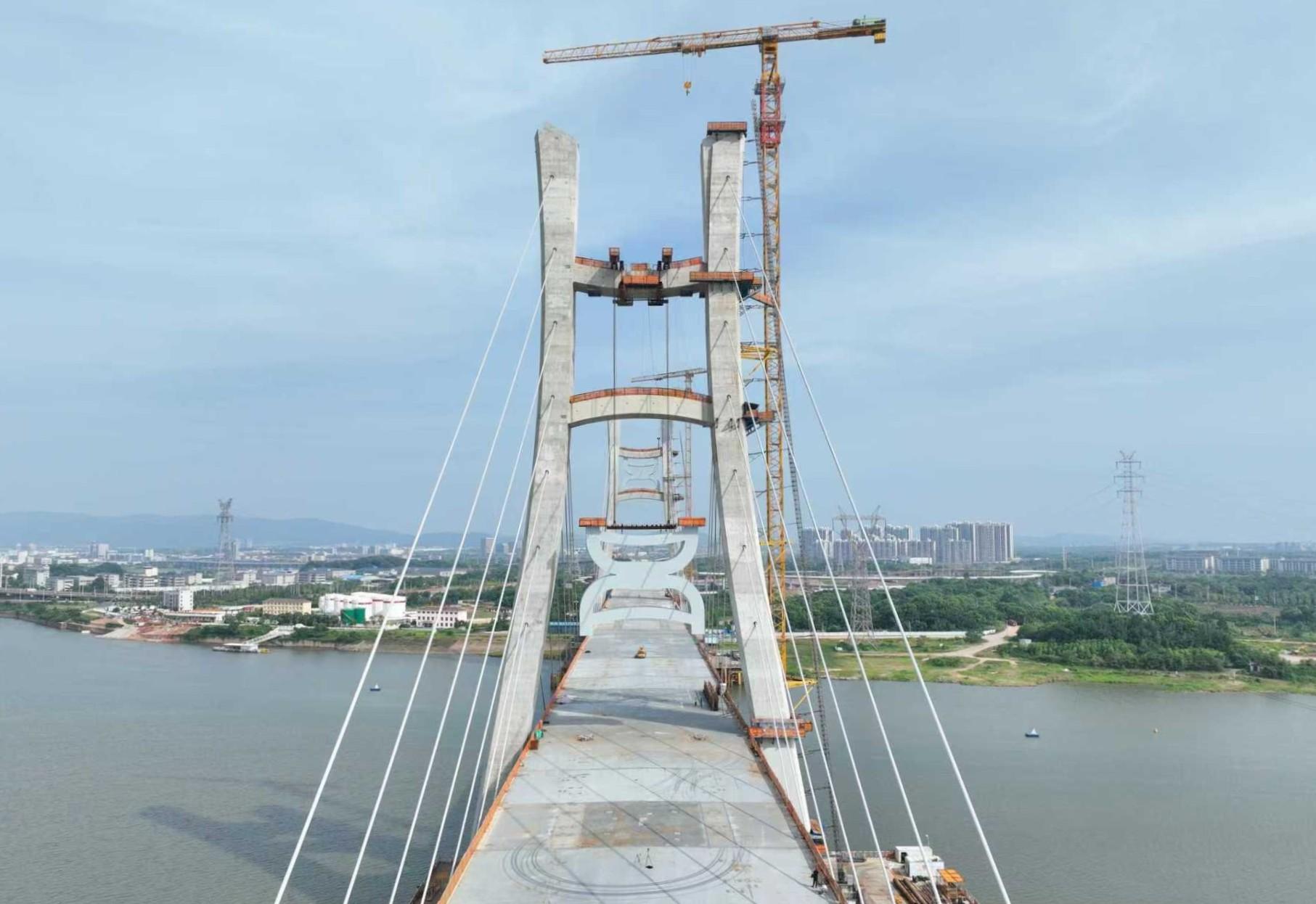 南昌揚子洲贛江公鐵大橋西支主橋“昌”字結(jié)構(gòu)完成吊裝