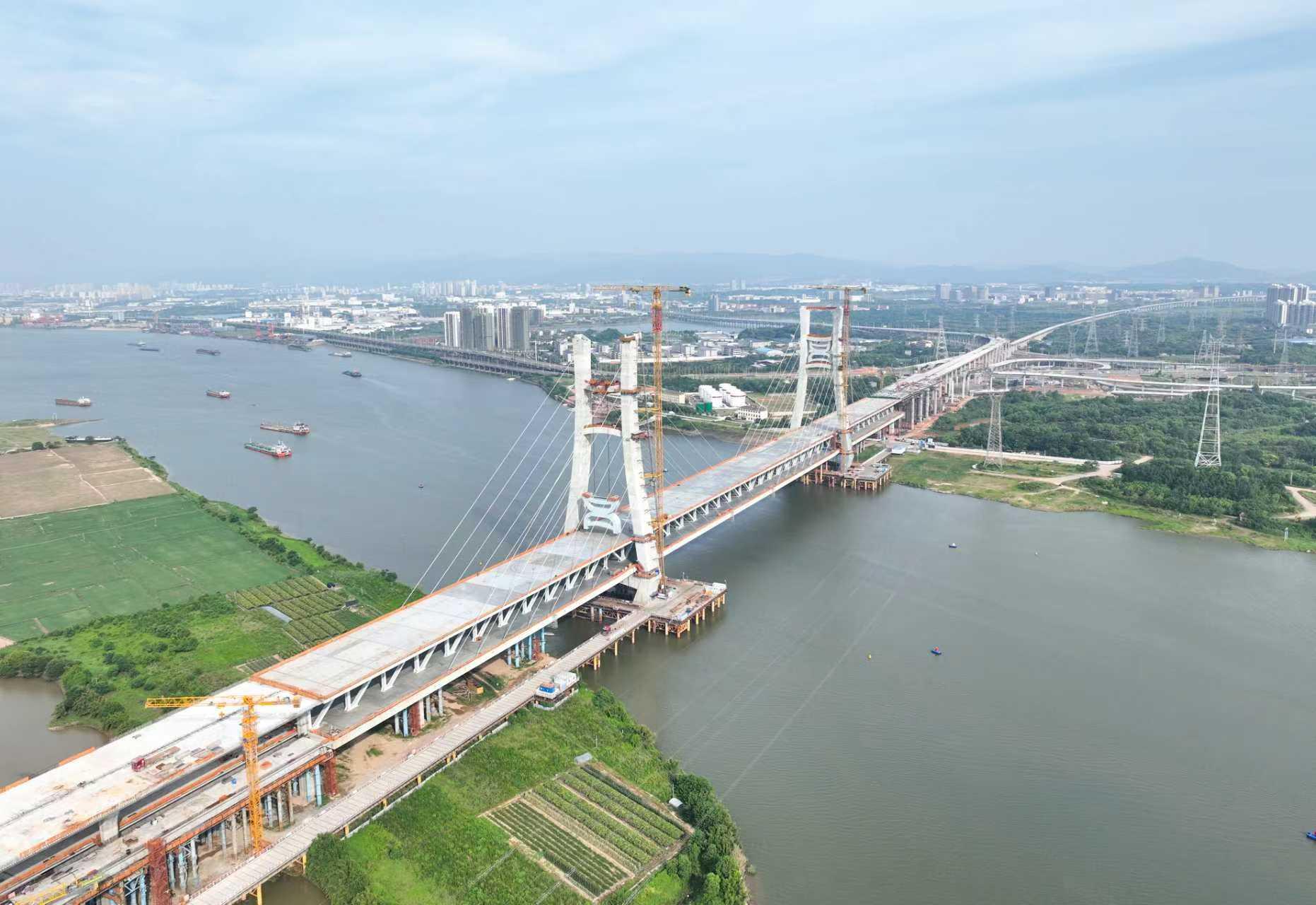 南昌揚子洲贛江公鐵大橋西支主橋“昌”字結(jié)構(gòu)完成吊裝